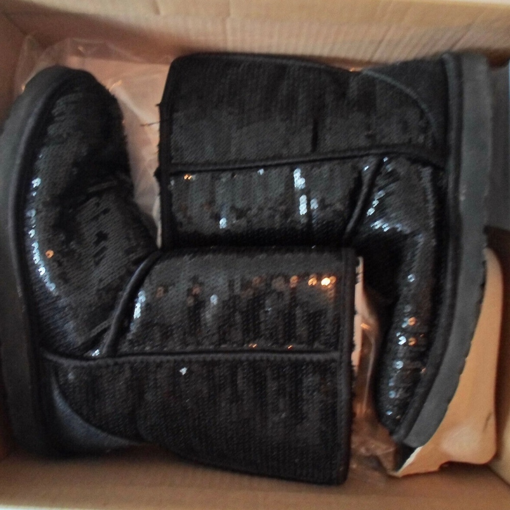 UGG Sz 8 Short Sequin Boot Black